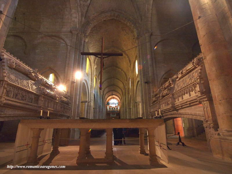 EL TEMPLO DESDE DETRÁS DEL ALTAR